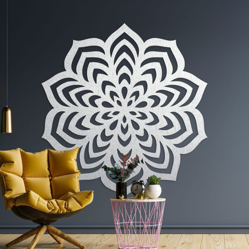 Symetrická ozdoba s vrstveným motivem rozvíjejícího se květu.