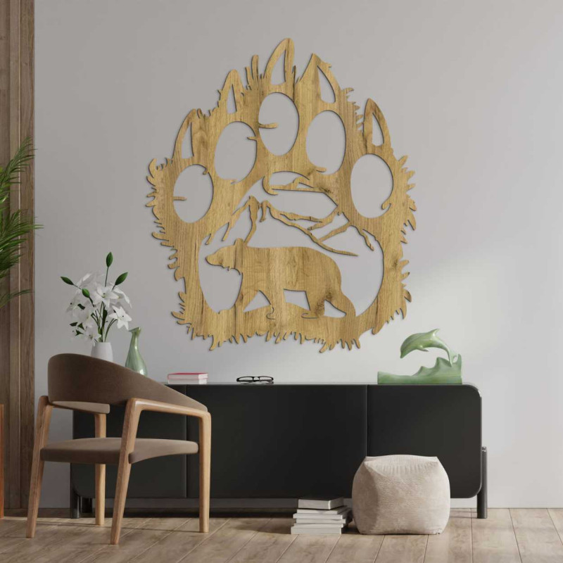 Detailní pohled na přírodní motiv medvěda a hor uvnitř velké dřevěné tlapy.