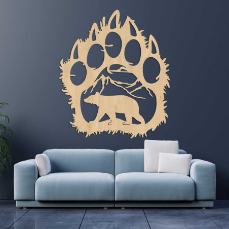 Nástěnný obraz ze dřeva spojující tvar medvědí stopy s horskou krajinou. Nástěnný obraz ze dřeva spojující tvar medvědí stopy s horskou krajinou.