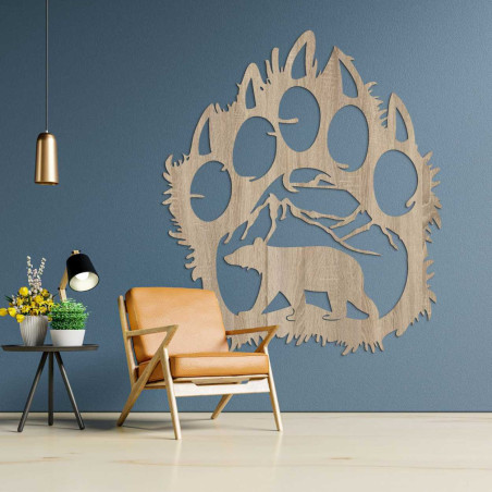 Vyřezávaný motiv přírody uzavřený v dramatické siluetě medvědí tlapy. Vyřezávaný motiv přírody uzavřený v dramatické siluetě medvědí tlapy.