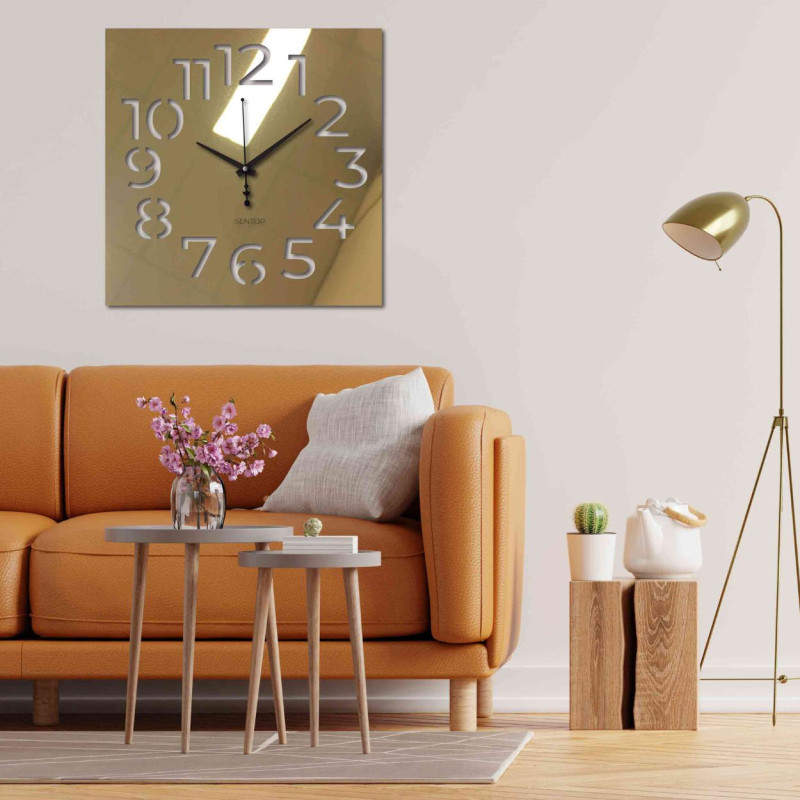 Elegantní hodiny z plexiskla – moderní design a přesnost na zdi