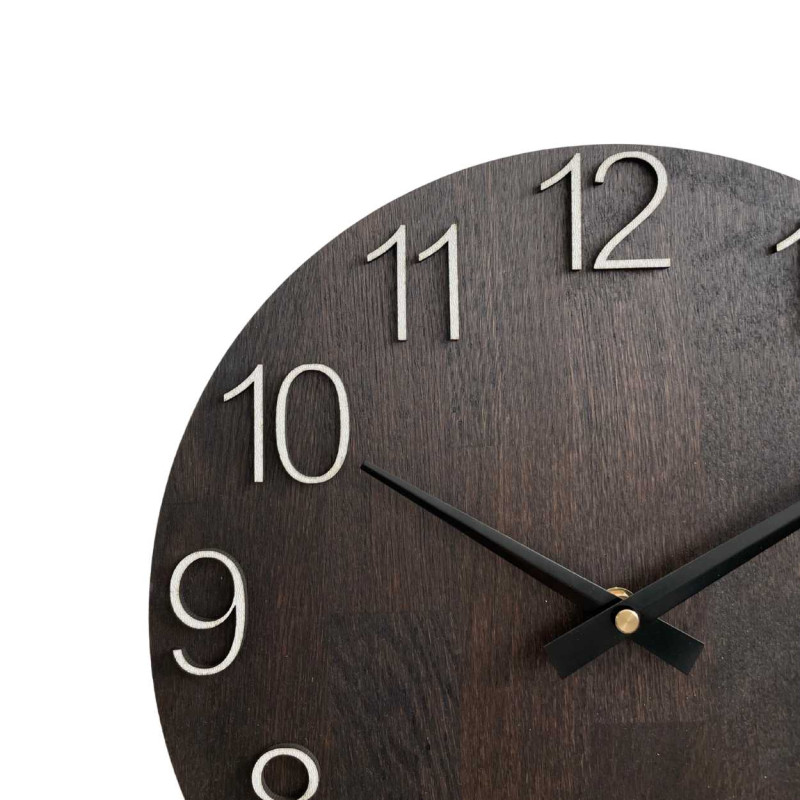 Dřevěné nástěnné hodiny s vyřezávanými čísly a kovovými ručičkami.