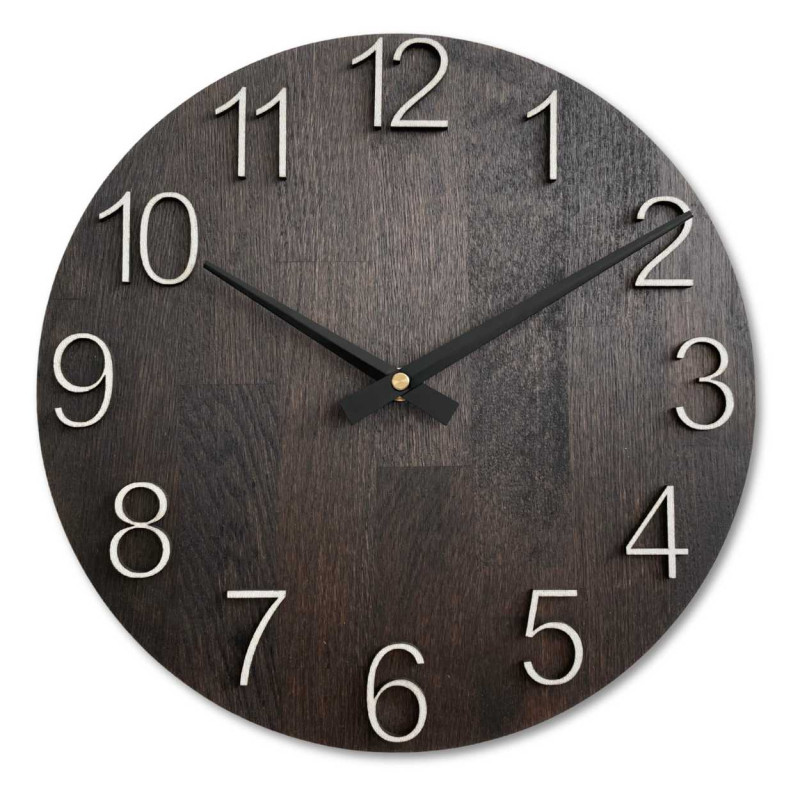 Masivní dřevěné hodiny s minimalistickým designem a výrazným ciferníkem.