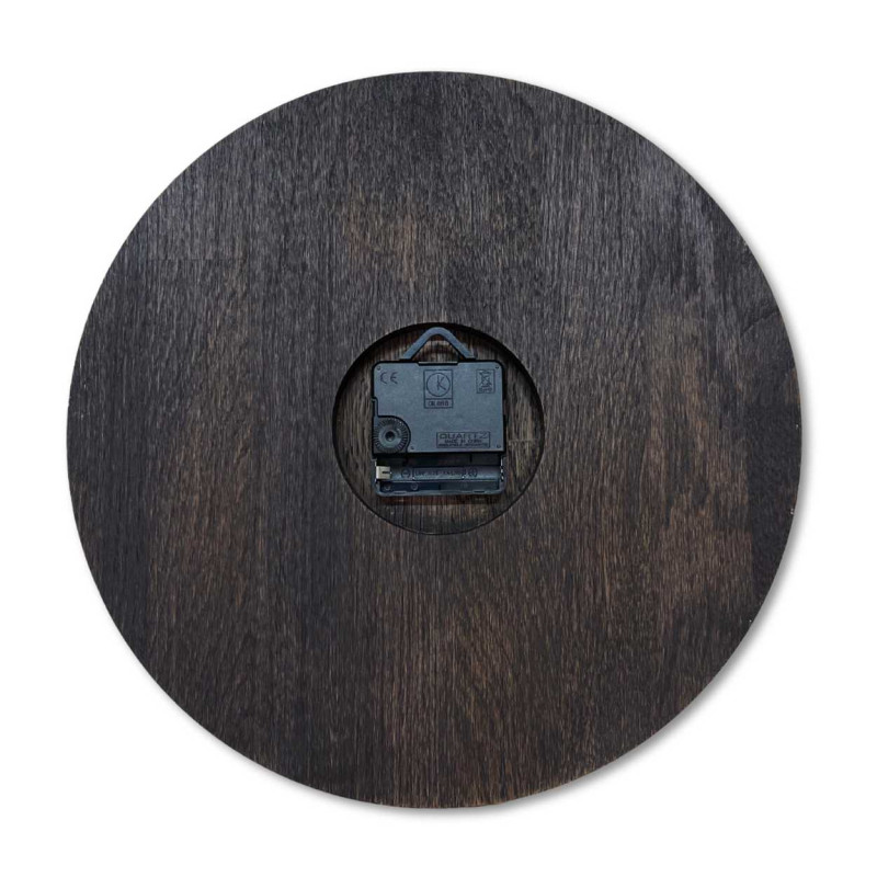 Hodiny z přírodního dřeva se světlým povrchem a klasickým uspořádáním čísel.