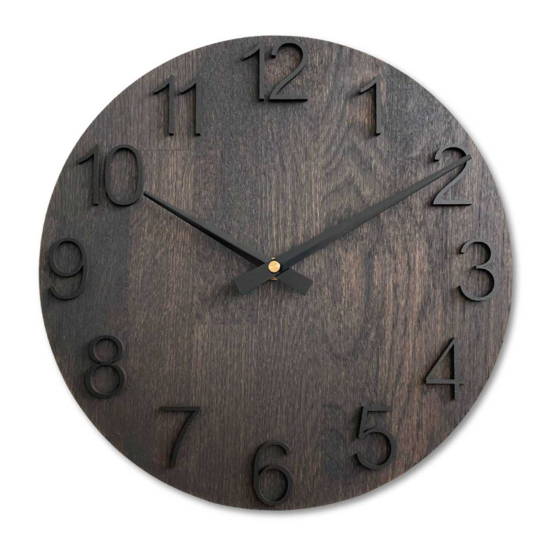 Masivní dřevěné hodiny s minimalistickým designem a výrazným ciferníkem.