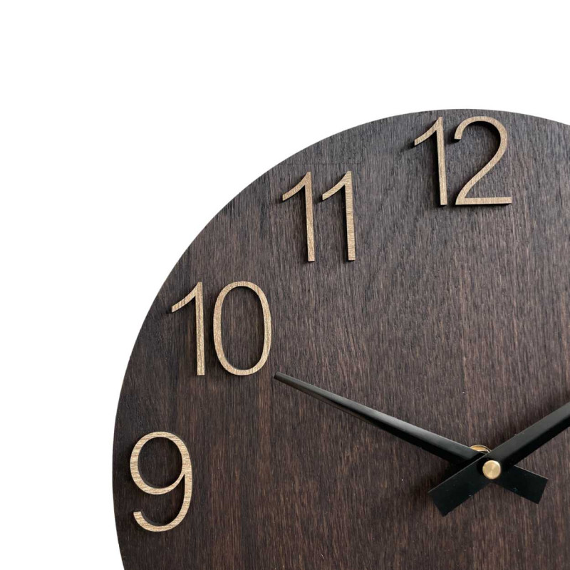 Dřevěné nástěnné hodiny s vyřezávanými čísly a kovovými ručičkami.