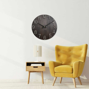 Masivní dřevěné hodiny s minimalistickým designem a výrazným ciferníkem. 2