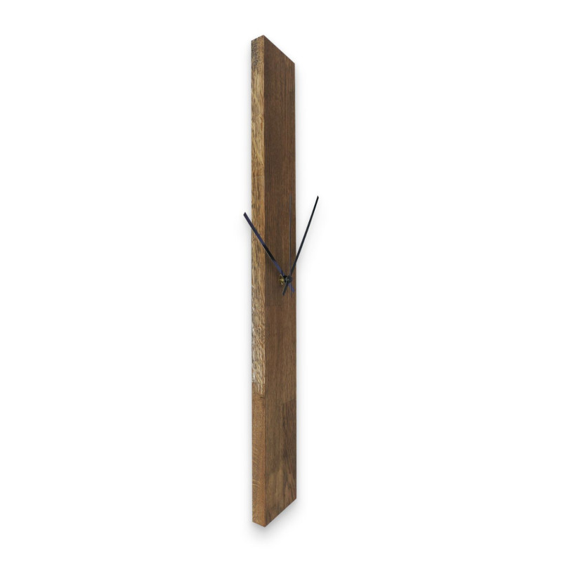 Elegantní hodiny TERA – černé dřevo, přesný čas a stylový design.