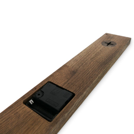 Minimalistické dřevěné hodiny na zeď v černém provedení.