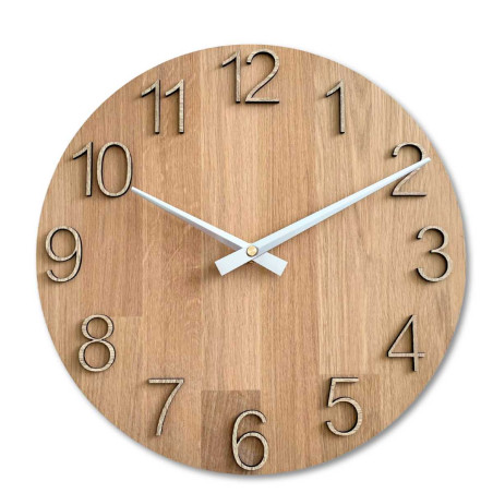 Hodiny vyrobené z dřevěného masivu s gravírovanými čísly a přírodním vzorem.