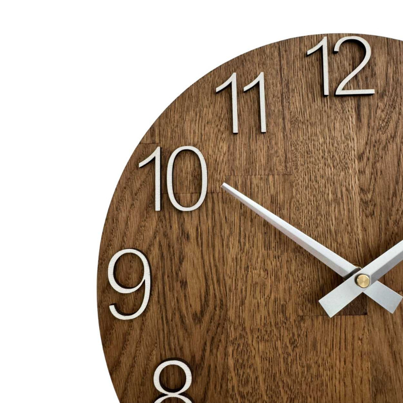 Detailní záběr na dřevěný ciferník s decentním výřezem v přírodním stylu.