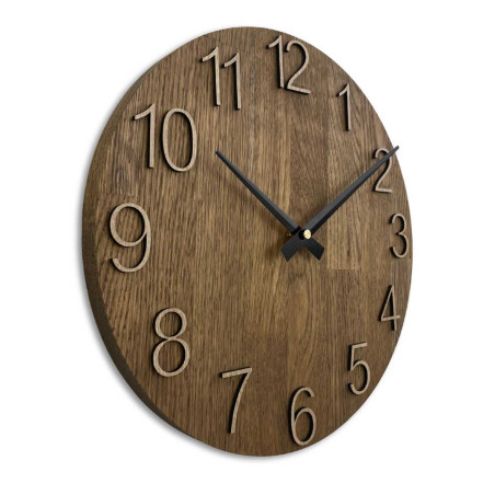 Detailní záběr na dřevěný ciferník s decentním výřezem v přírodním stylu.