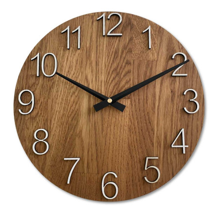 Detailní záběr na dřevěný ciferník s decentním výřezem v přírodním stylu.