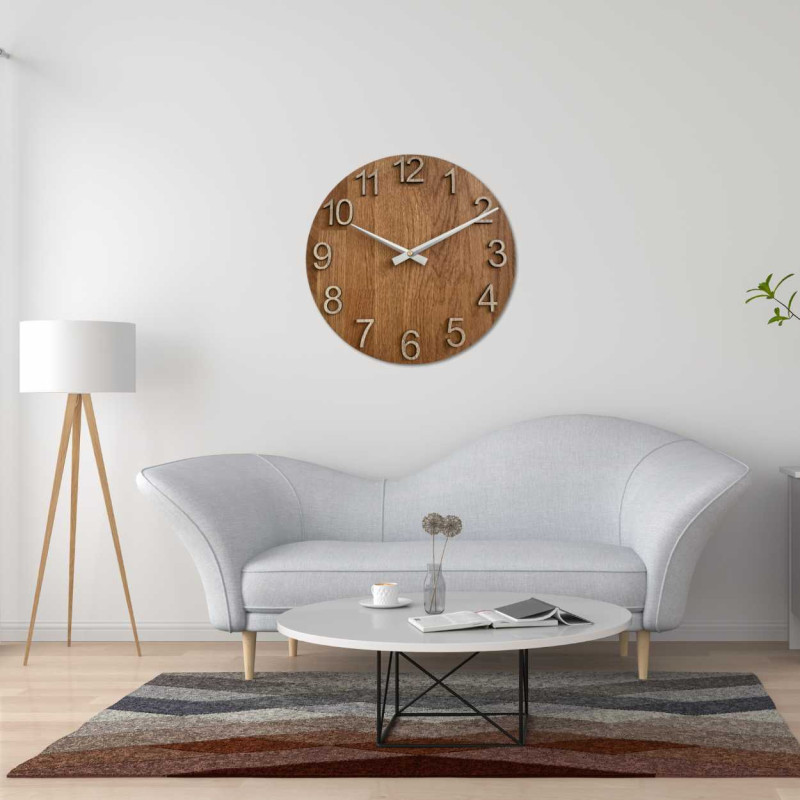 Detailní záběr na dřevěný ciferník s decentním výřezem v přírodním stylu.