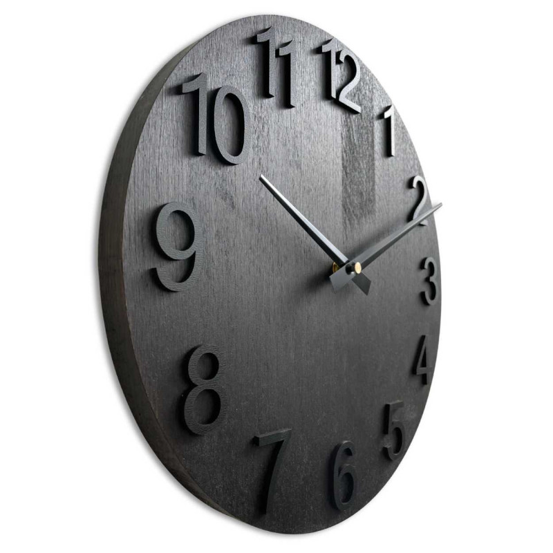 Kulaté hodiny ze dřeva s jednoduchým minimalistickým designem