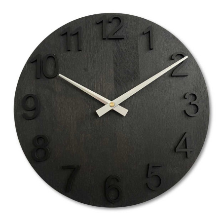 Minimalistické dřevěné hodiny s kovovými ručičkami