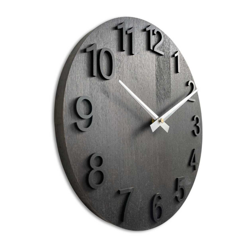 Jednoduché nástěnné hodiny s dřevěným podkladem bez čísel