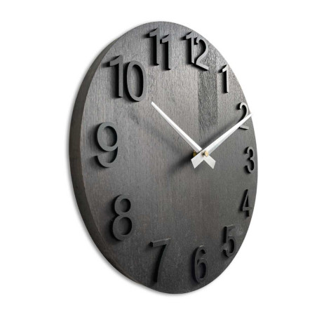 Jednoduché nástěnné hodiny s dřevěným podkladem bez čísel