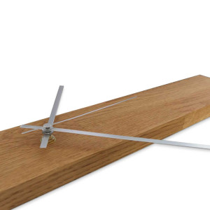 Hodiny z přírodního dřeva s výraznou kresbou a kontrastními stříbrnými a černými ručičkami. 2