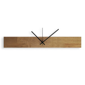 Minimalistické nástěnné hodiny s dřevěným podkladem a kontrastními ručičkami.