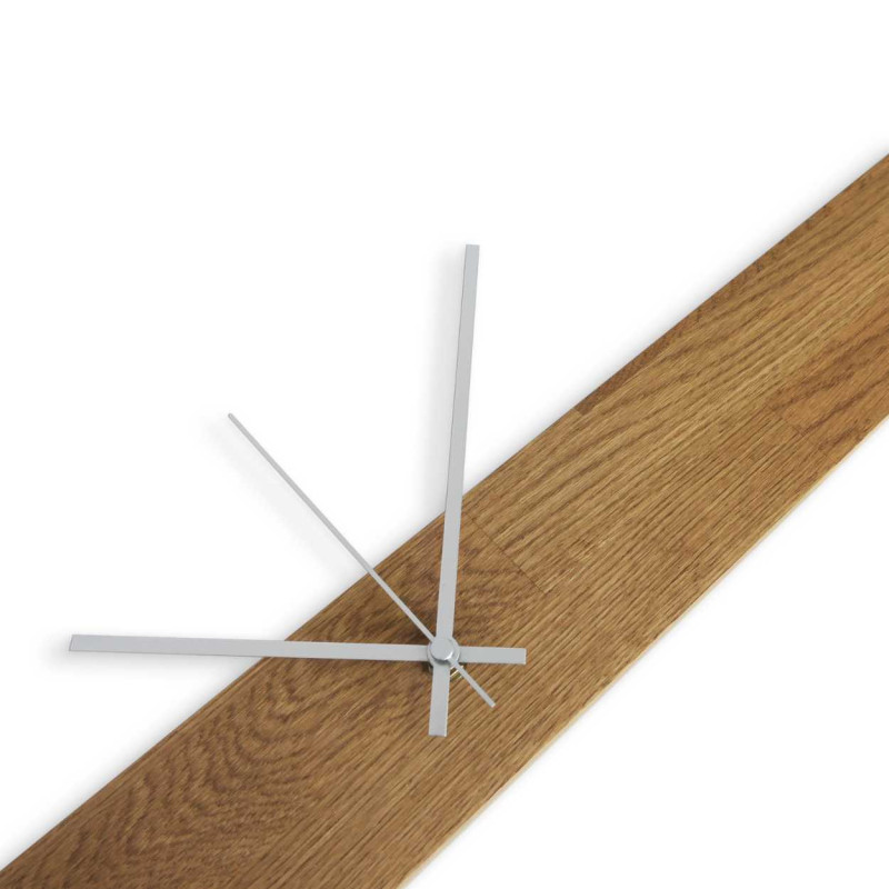Minimalistické nástěnné hodiny s dřevěným podkladem a kontrastními ručičkami.
