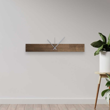 Moderní hodiny z masivního dřeva s minimalistickým designem