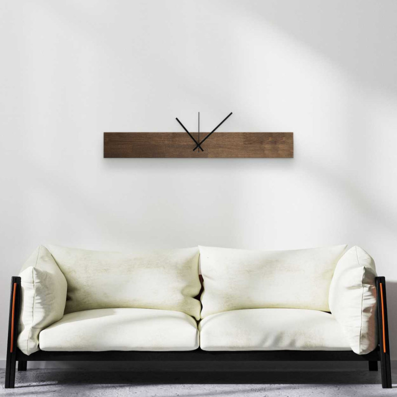 Nástěnné hodiny z přírodního dřeva s jednoduchými černými ručičkami