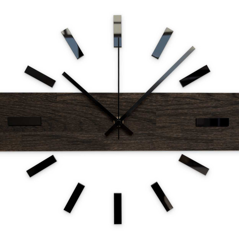 Elegantní dřevěné hodiny na zeď s minimalistickým motivem.