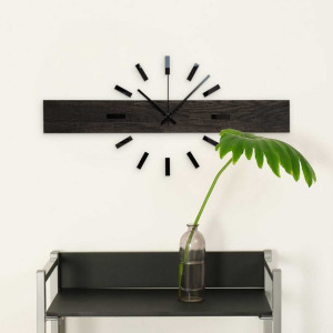 Elegantní dřevěné hodiny na zeď s minimalistickým motivem. 2