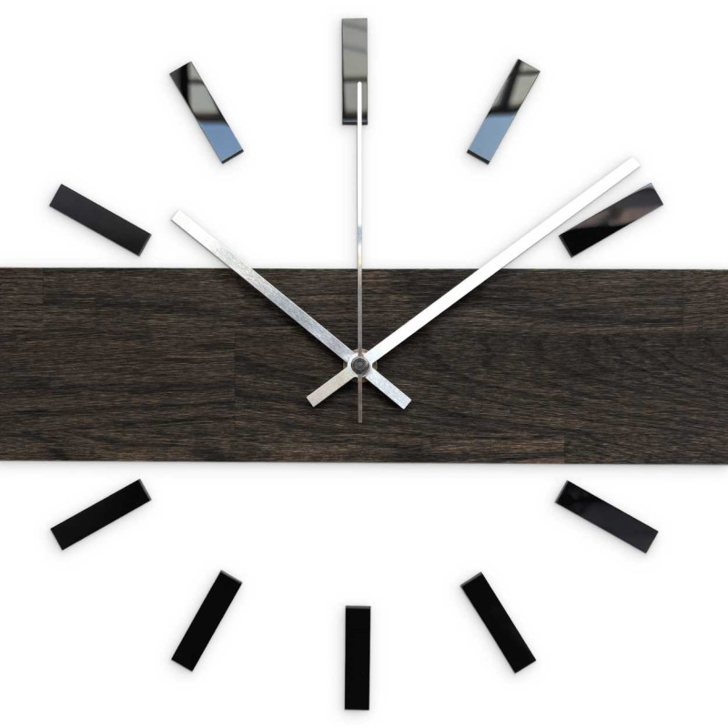 Elegantní dřevěné hodiny na zeď s minimalistickým motivem.