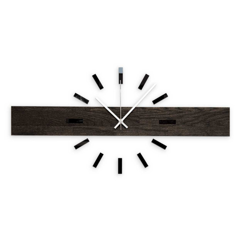 Elegantní dřevěné hodiny na zeď s minimalistickým motivem.