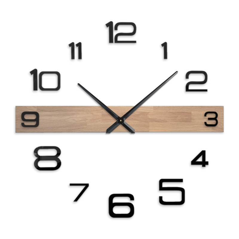 Luxusní nástěnné hodiny ze dřeva s minimalistickým designem a kontrastními číslicemi.