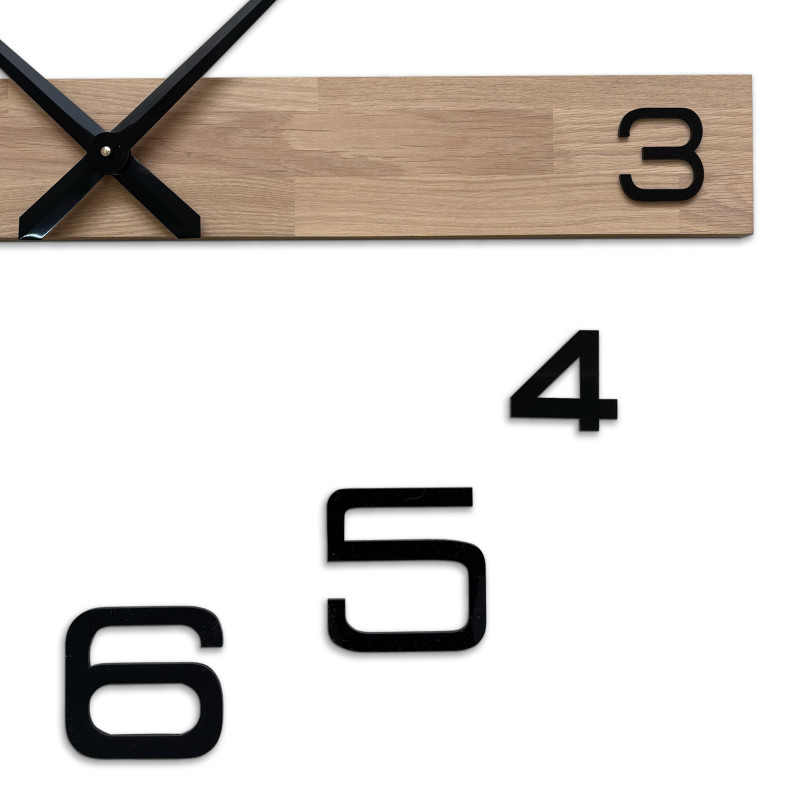 Luxusní nástěnné hodiny ze dřeva s minimalistickým designem a kontrastními číslicemi.