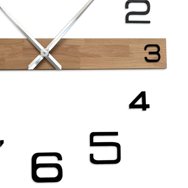 Luxusní nástěnné hodiny ze dřeva s minimalistickým designem a kontrastními číslicemi.