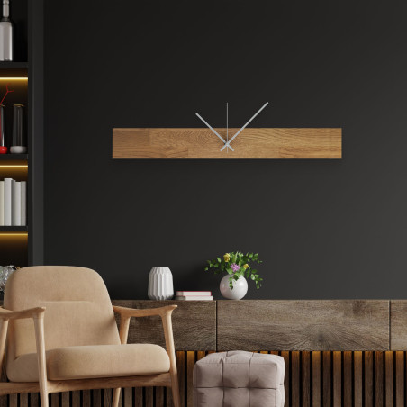 Velké nástěnné hodiny ze dřeva s výraznými černými ručičkami a oddělenými číslicemi.