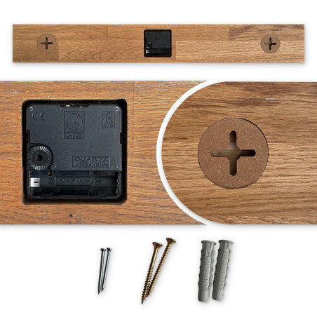 Dřevěné hodiny s horizontálním dřevěným prvkem a černými arabskými číslicemi, vhodné do obývacího pokoje.