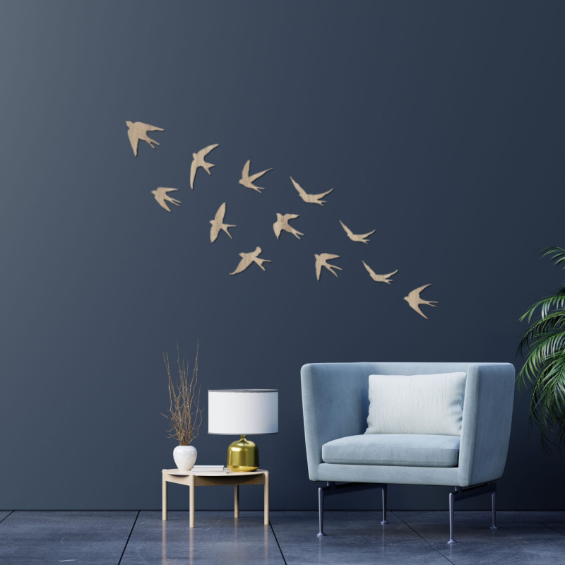 Tento design představuje minimalistické dřevěné dekorace ve tvaru vlaštovek v létě.