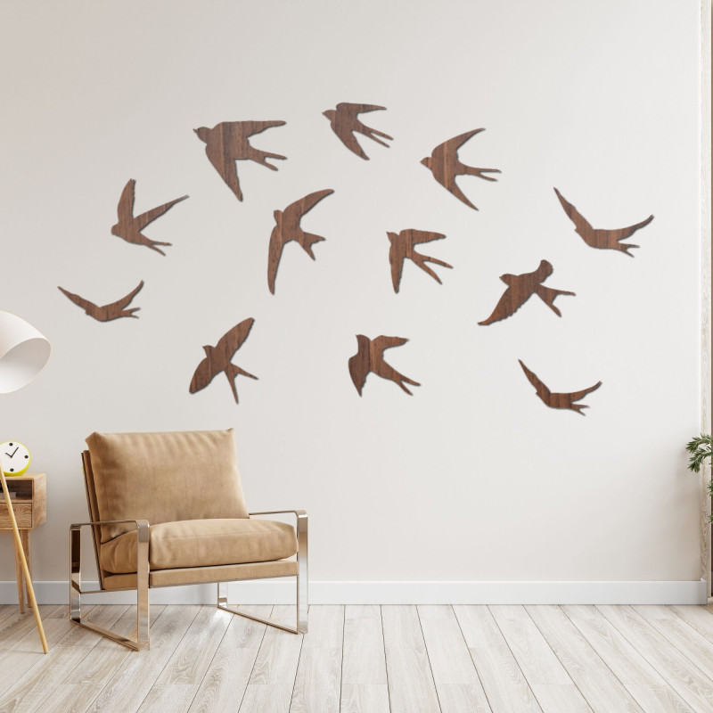 Tento design představuje minimalistické dřevěné dekorace ve tvaru vlaštovek v létě.