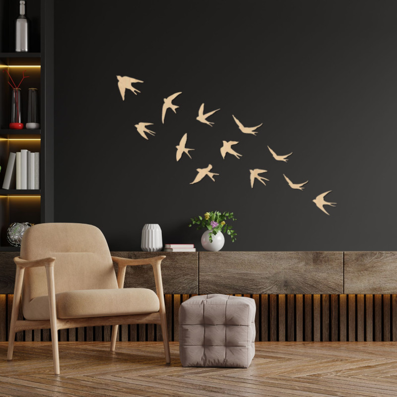 Tento design představuje minimalistické dřevěné dekorace ve tvaru vlaštovek v létě.