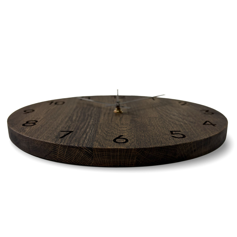 Minimalistické dřevěné hodiny jsou unikátní nástěnnou dekorací, která osloví milovníky přírodního stylu.