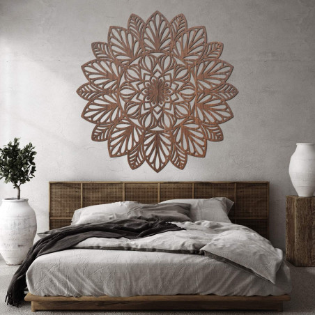 Jemně vyřezávaná mandala na zeď jako dominantní prvek moderního interiéru.