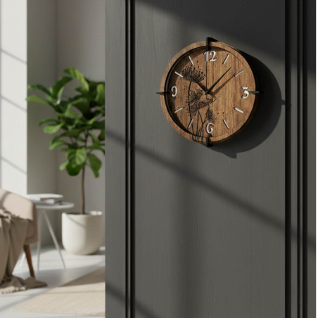 Detail gravírovaných pampelišek na dřevěných hodinách v dekoru ořech.