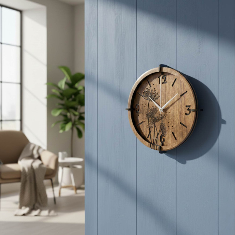 Detail gravírovaných pampelišek na dřevěných hodinách v dekoru ořech.