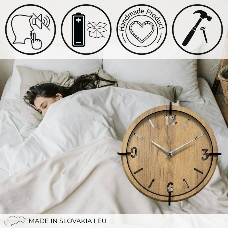 Elegantní nástěnné hodiny v přírodním dubovém stylu s černými ručičkami.