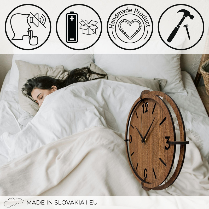Elegantní dřevěné nástěnné hodiny z ořechu s výraznými čísly pro moderní interiér