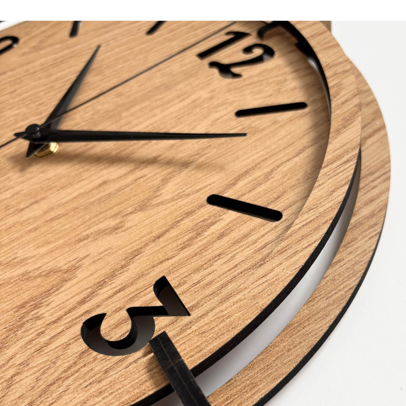 Dřevěné 3D hodiny Dub – výrazné černé číslice a tichý quartz mechanismus