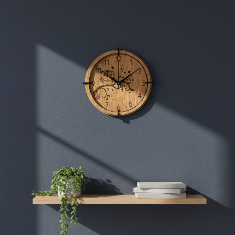 Tichý chod a gravírovaný motiv sovy pro klidný domov.