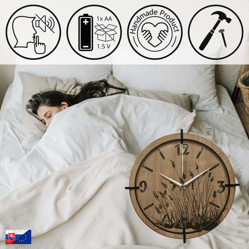 Dřevěné hodiny s jemným motivem luční trávy a elegantními čísly – ideální do obývacího pokoje.