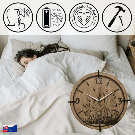 Dřevěné hodiny s jemným motivem luční trávy a elegantními čísly – ideální do obývacího pokoje.