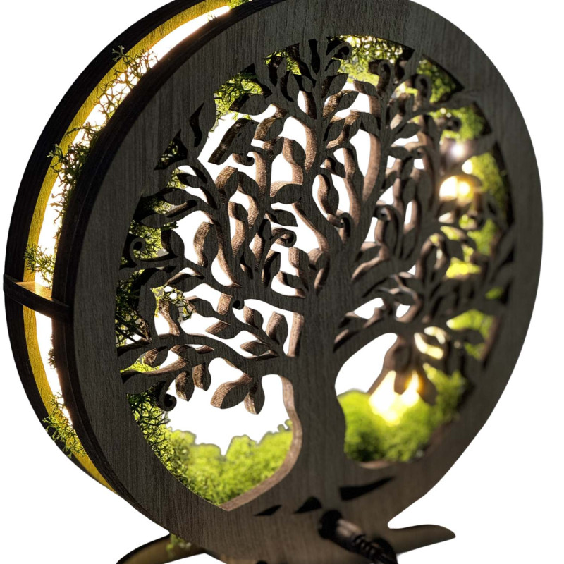 Detailní pohled na podsvícený dřevěný Strom života obklopený mechem.